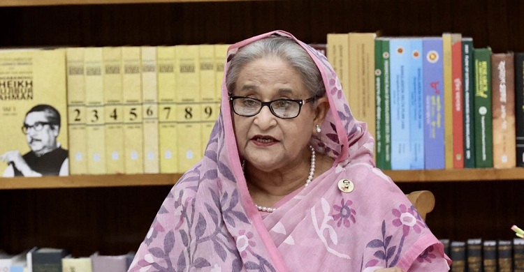 Awami League President and Prime Minister Sheikh Hasina addressing a press conference to explain her 18-day visits to the United Kingdom and the United States at her official residence Ganabhaban in the capital on Thursday (October 6).