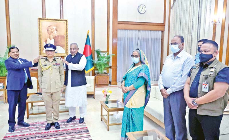Newly appointed Inspector General of Police, Chowdhury Abdullah Al Mamun was adorned with the IGP Rank Badge by Home Minister Asaduzzaman Khan and Senior Secretary of the Public Security Division Md Akhtar Hossain in  presence of Prime Minister Sheikh Hasina at her official residence Ganabhaban in the city on Wednesday.  	photo : pid