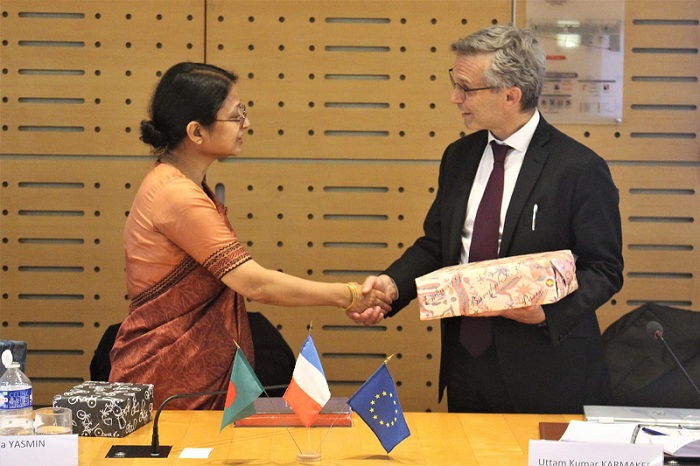 Bangladesh signs a host country agreement (HCA) with AFD for the establishment of AFD activities in Bangladesh, a successful outcome of years of negotiations between the French and Bangladesh governments.