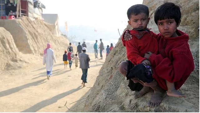 Rohingya refugee children look on at the Jamtoli camp in the morning in Cox's Bazar, Bangladesh, January 22, 2018. REUTERS/Mohammad Ponir Hossain/File Photo
