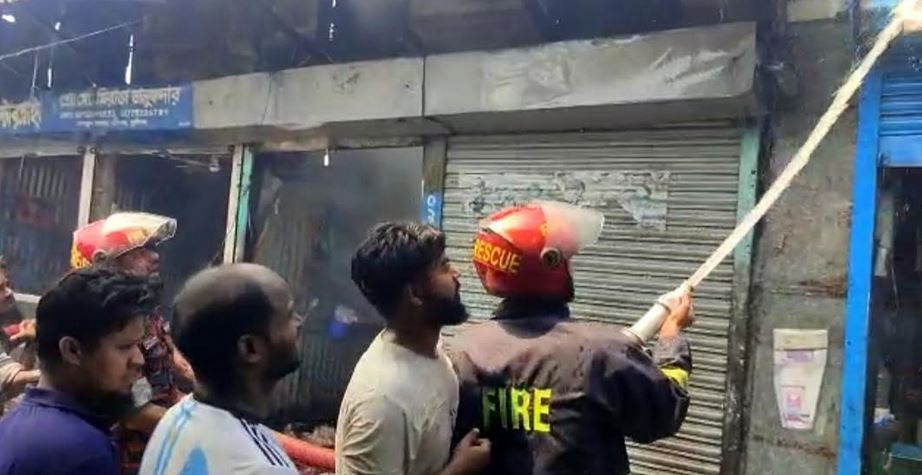Five shops gutted in Munshiganj fire