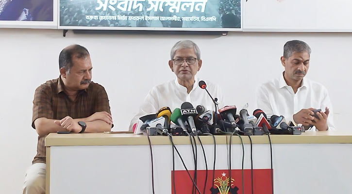 BNP Secretary General Mirza Fakhrul Islam Alamgir (centre) addresses a press conference at the BNP Chaiperson Khaleda Zia's political office at Gulshan in the capital early Wednesday afternoon.