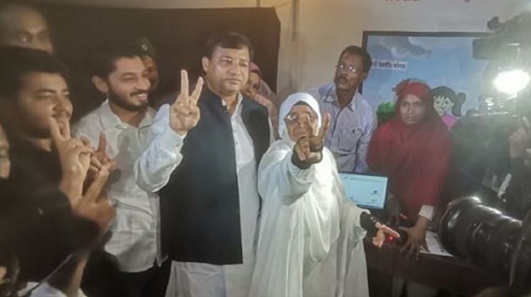 Former mayor Jahangir Alam's mother and independent candidate Zayeda Khatun shows 'V' sign along with her son Jahangir Alam after casting her vote at Kanaiya Govt Primary School Centre in Gazipur on Thursday morning.