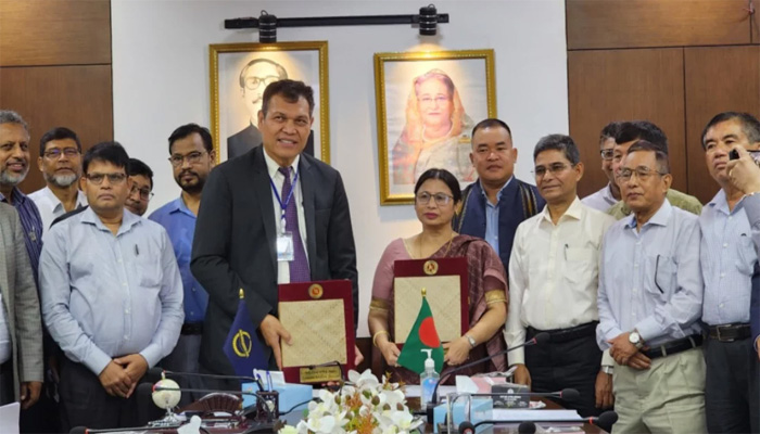 Sharifa Khan, Secretary, Economic Relations Division, and Edimon Ginting, ADB Country Director for Bangladesh sign the agreement on behalf of Bangladesh and ADB, respectively,