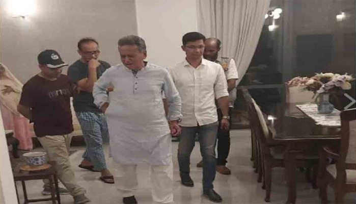Detective Branch (DB) of Police detained BNP standing committee member Amir Khasru Mahmud Chowdhury from a house at Gulshan in the capital at around 1am on Friday