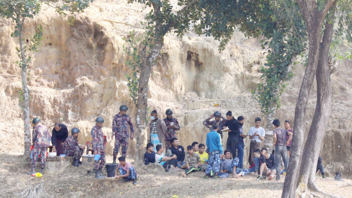 264 Myanmar BGP, army men enter Bangladesh so far