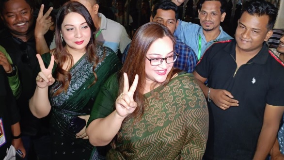 Dr Tahsin Bahar Suchona shows V-sign after it was announced that she was unofficially elected first female mayor of Cumilla City Corporation on Saturday evening