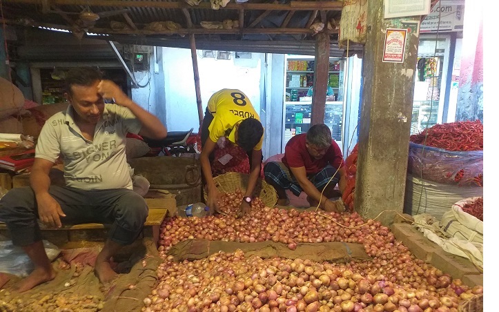 Price of local variety of onion increases by Tk 10 a kg in Hili
