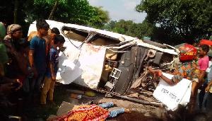 Youth killed as car overturns in Thakurgaon