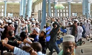 20 hurt as clash breaks out at Baitul Mukarram National Mosque
