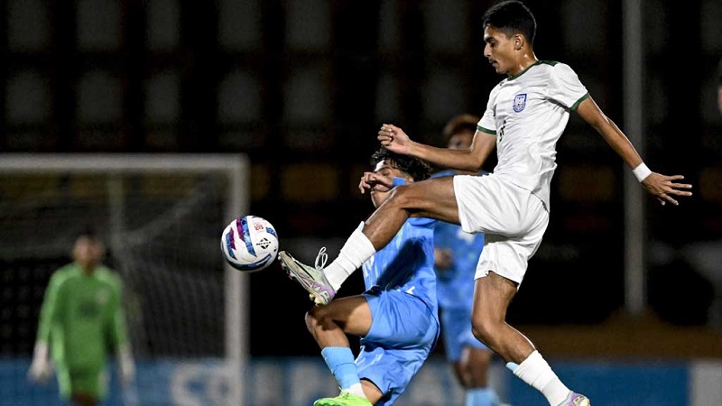 An action from Bangladesh vs India match in SAFF U-17 Championship final on Monday (September 30). Photo: BFF