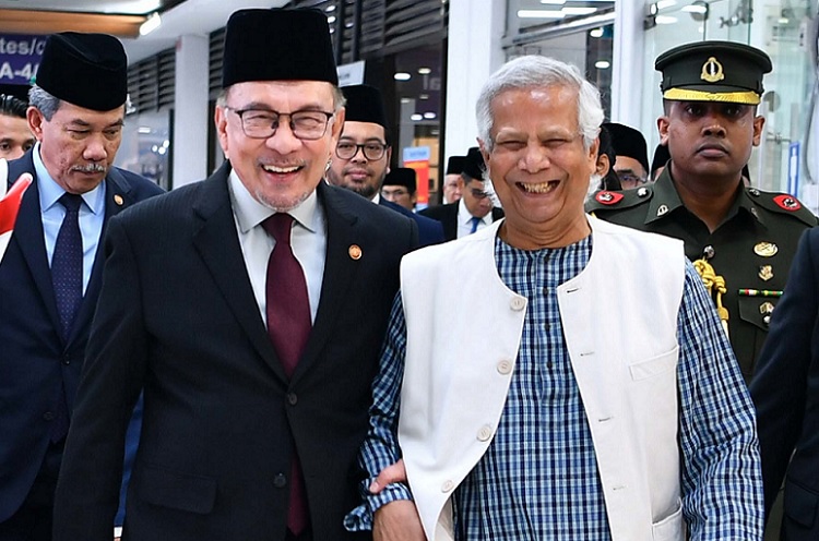 Malaysian Prime Minister Anwar Ibrahim was on Friday accorded a red carpet reception on his arrival in Dhaka