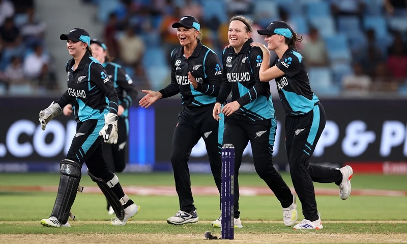 Lea Tahuhu celebrates with her team-mates • Oct 04, 2024 • Getty Images