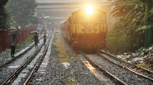 Fish trader crushed under train in Karwan Bazar
