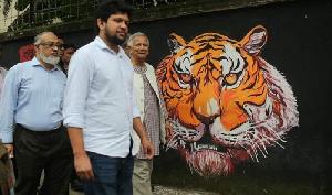 CA visits DU to see graffiti from youth uprising