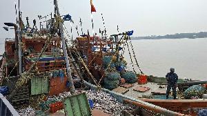 Navy detains 31 for illegal intrusion via fishing trawler