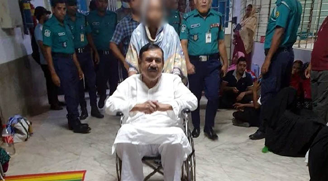 Shajahan Khan is being taken to the Dhaka Medical College Hospital on Monday afternoon.photo: Collected 