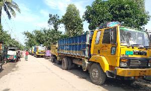 50 trucks stranded as Rowmari-Chilmari ferry services suspended