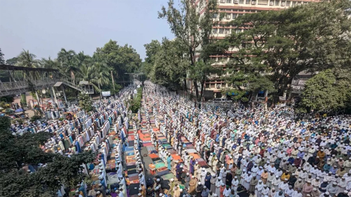A large number of Saad Kandhalvi faction offered Jummah prayers at Kakrail Mosque on Friday. Photo: Collected