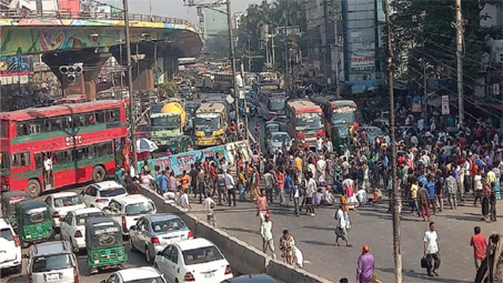 Battery-run rickshaw drivers block Agargaon intersection on Thursday. Photo: Collected 