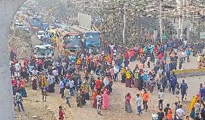 Ashulia workers' protest, block road over unpaid dues  