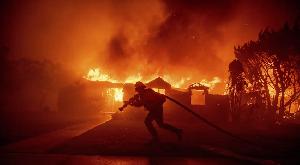 At least 2 dead, 1,000 structures destroyed as wildfires ravage LA 