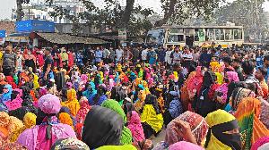 Garment workers' protest, block roads in N'ganj