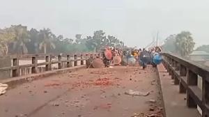 50 hurt in clash between two villages in Faridpur