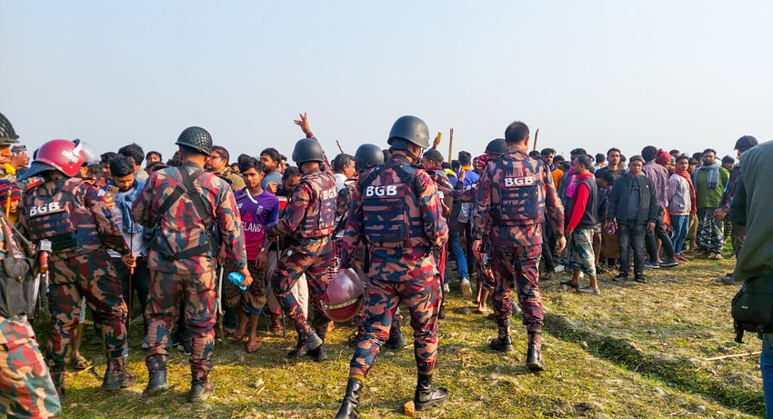 BGB personnel were seen patroling the border areas along Chapainawabganj district on Sunday. Photo: Observer