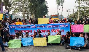 RUB students' block Dhaka-Pabna hwy demanding permanent campus