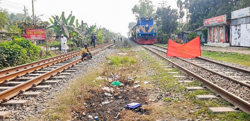 Noticing the condition, railway safety personnel placed a red flag near the bent tracks and notified nearby stations. Photo: Collected