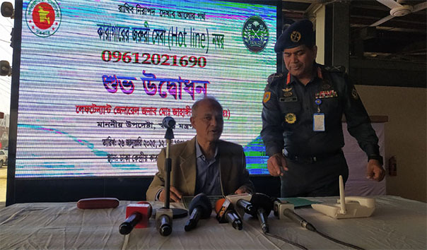  Home Affairs Adviser Lt Gen (Retd) Md Jahangir Alam Chowdhury inaugurates the prison's hotline number at the Dhaka Central Jail, Keraniganj. Photo: Collected