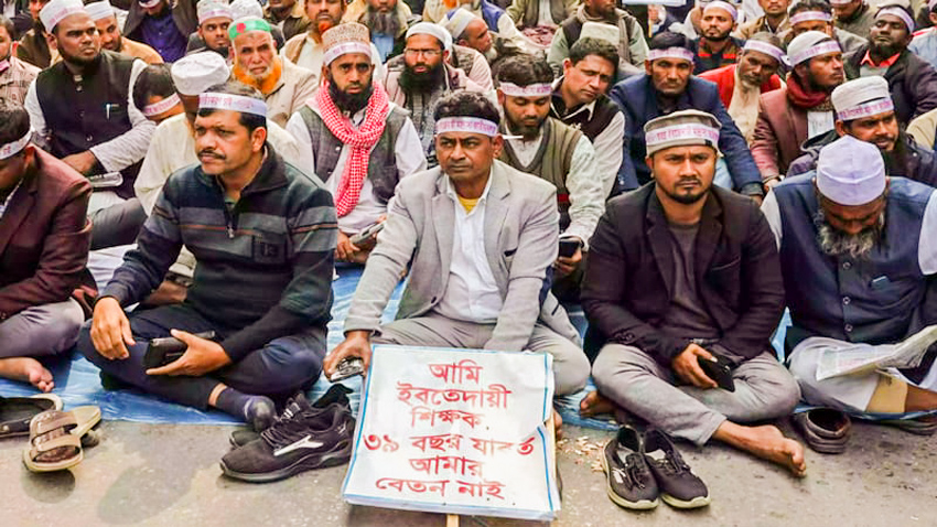 Teachers of independent Ebtedayee madrasas have staged a sit-in protest in Shahbagh. Photo: Collected