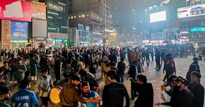 Students of Titumir College blocked the streets of Gulshan-1 to draw attention to their plight on Friday night. Photo: Collected