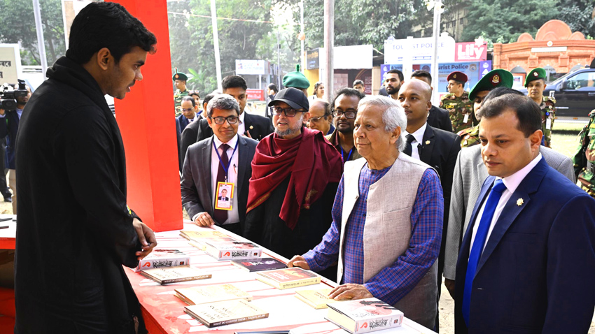 Chief Advisor Dr. Muhammad Yunus visting book stalls after the inauguration programme. Photo: PID