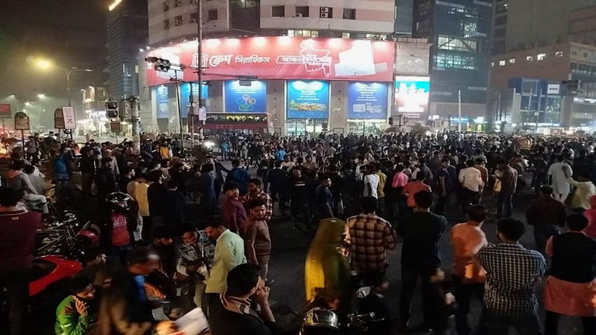 Students of Government Titumir College blocked at Gulshan-1 intersection on Saturday evening. Photo: Collcted