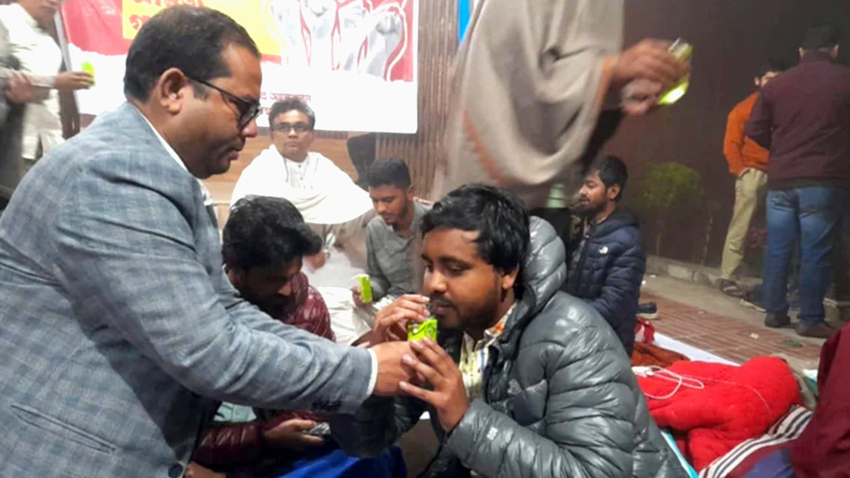  Principal of Govt. Titumir College was seen offering a packet of mango juice to one of the fasting students to break their hunger strike. Photo: Collected