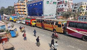 Fruit traders’ protest halts traffic on Dhaka-Barishal hwy