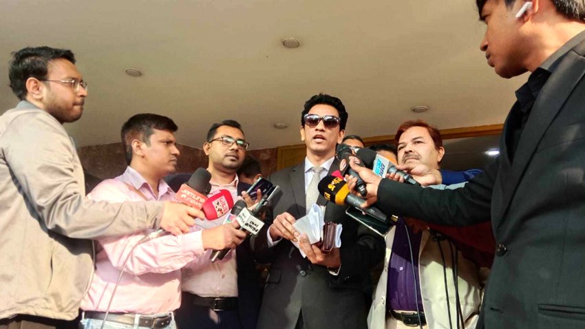 Anti-Corruption Commission (ACC) Director Kazi Sayemuzzaman talking to reporters after an inspection drive at Bangaldesh Bank headquarters in Dhaka's Motijheel on 9 February 2025. Photo: Collected