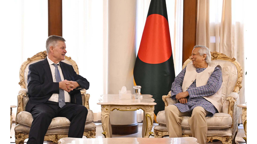 Former Norwegian Minister for Development and Environment, Erik Solheim, along with a delegation of development and renewable energy experts, met with Chief Adviser Professor Muhammad Yunus today at the State Guest House in Dhaka. Photo: PID