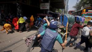 Police-workers' clashes leave 40 injured near secretariat 
