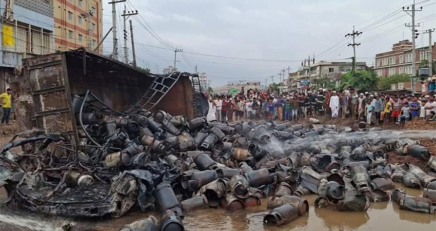 Truck overturns on highway with 200 cylinders, blasts one after another