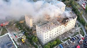The attack reduced part of the building in Kharkiv to rubble. Photo : AFP