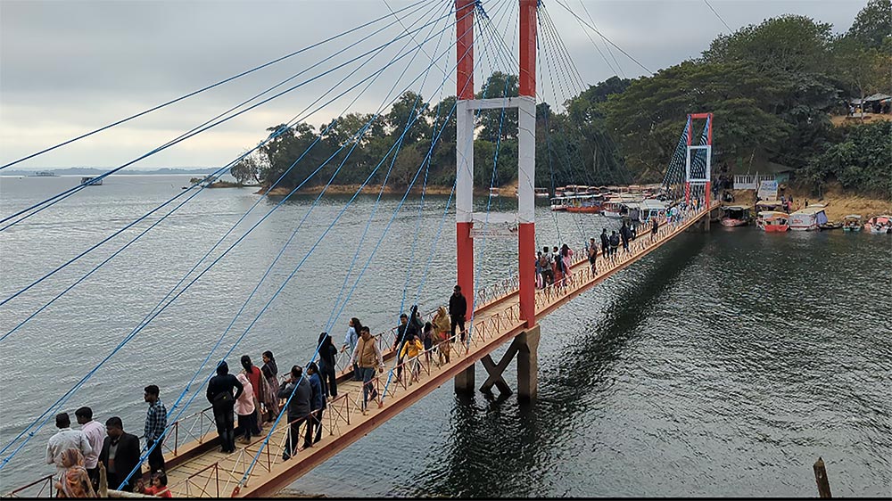 Rangamati abuzz with tourists during holidays