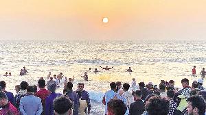 Thousands watch year's last sunset on C'Bazar beach 