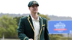 Smith bats away retirement talk as he keeps England guessing