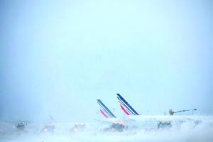 Snow forces flight cancellations in Paris, Netherlands