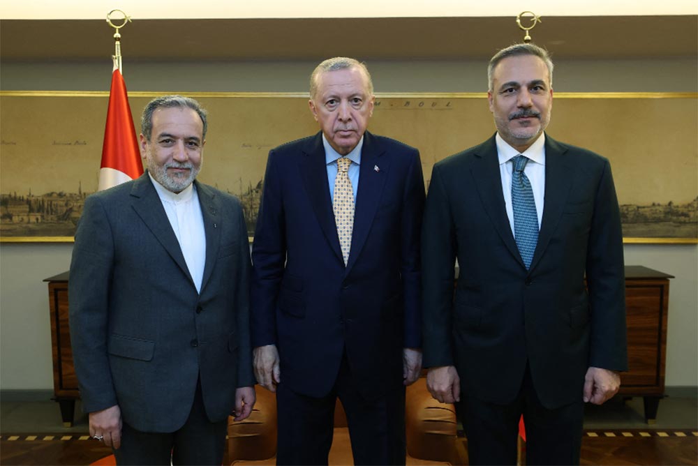 Erdogan tells Pezeshkian Turkey ready to help 'de-escalate' US-Iran tensions