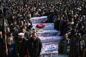 Thousands mourn victims of Shi'ite mosque suicide bombing in Islamabad