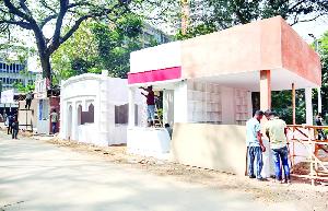 Construction frenzy marks Ekushey Book Fair as Ramadan begins